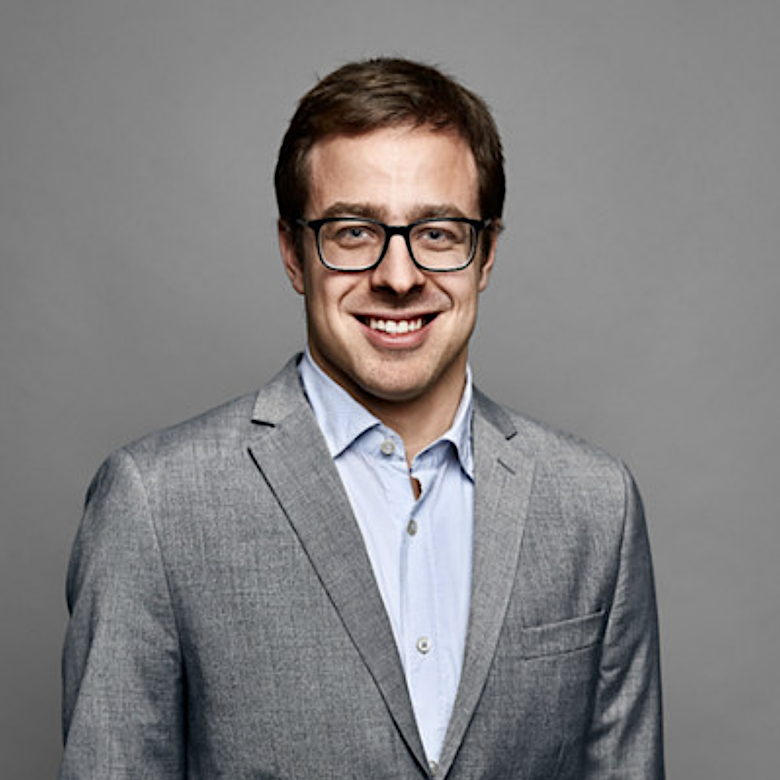 Matteo Baschera, Technischer Berater und Druck-Workflow-Spezialist bei der Galledia Group AG, 780 x 780: LinkedIn-Profilbild eines Galledia-Mitarbeiters mit kurzen, brünetten Haaren, blauem Hemd, grauer Jacke und schwarz umrandeter Brille.
