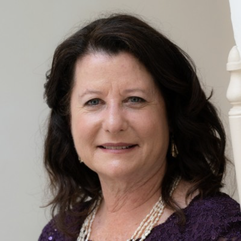 Terri Wright, conceptrice de livres indépendante et conceptrice de production, Book Lotus Productions, Santa Barbara CA, 780x780 : Photo de profil de Terri Wright, propriétaire/directrice de BLP (brune, yeux bleus, chemisier violet, collier de perles, boucles d'oreilles en or) sur fond blanc cassé.
