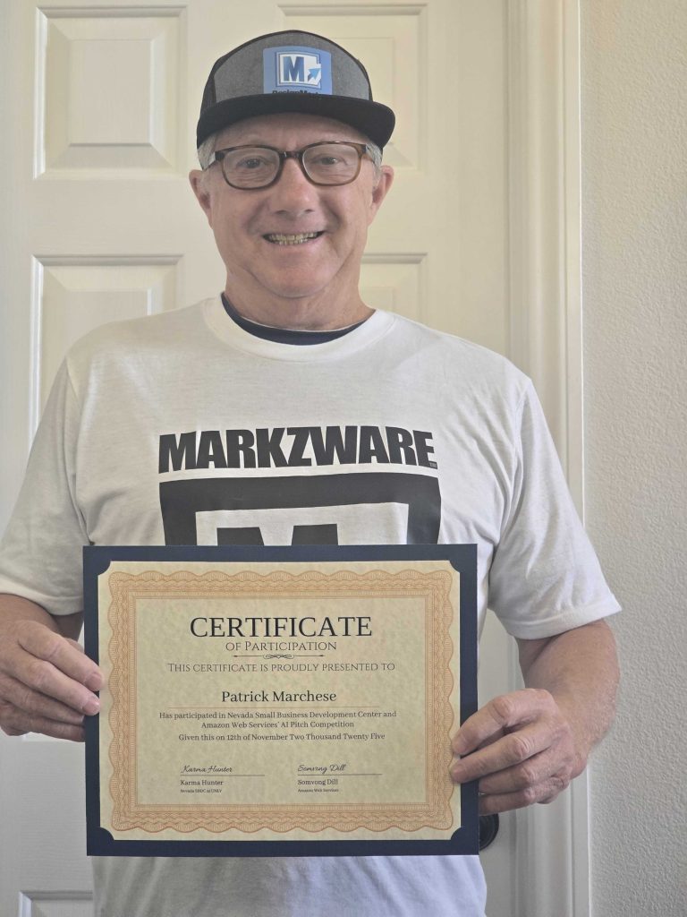 Markzware Patrick Marchese, représentant du Nevada, tient un certificat de participation à un concours de présentation organisé par le Nevada Small Business Development Center et AWS.